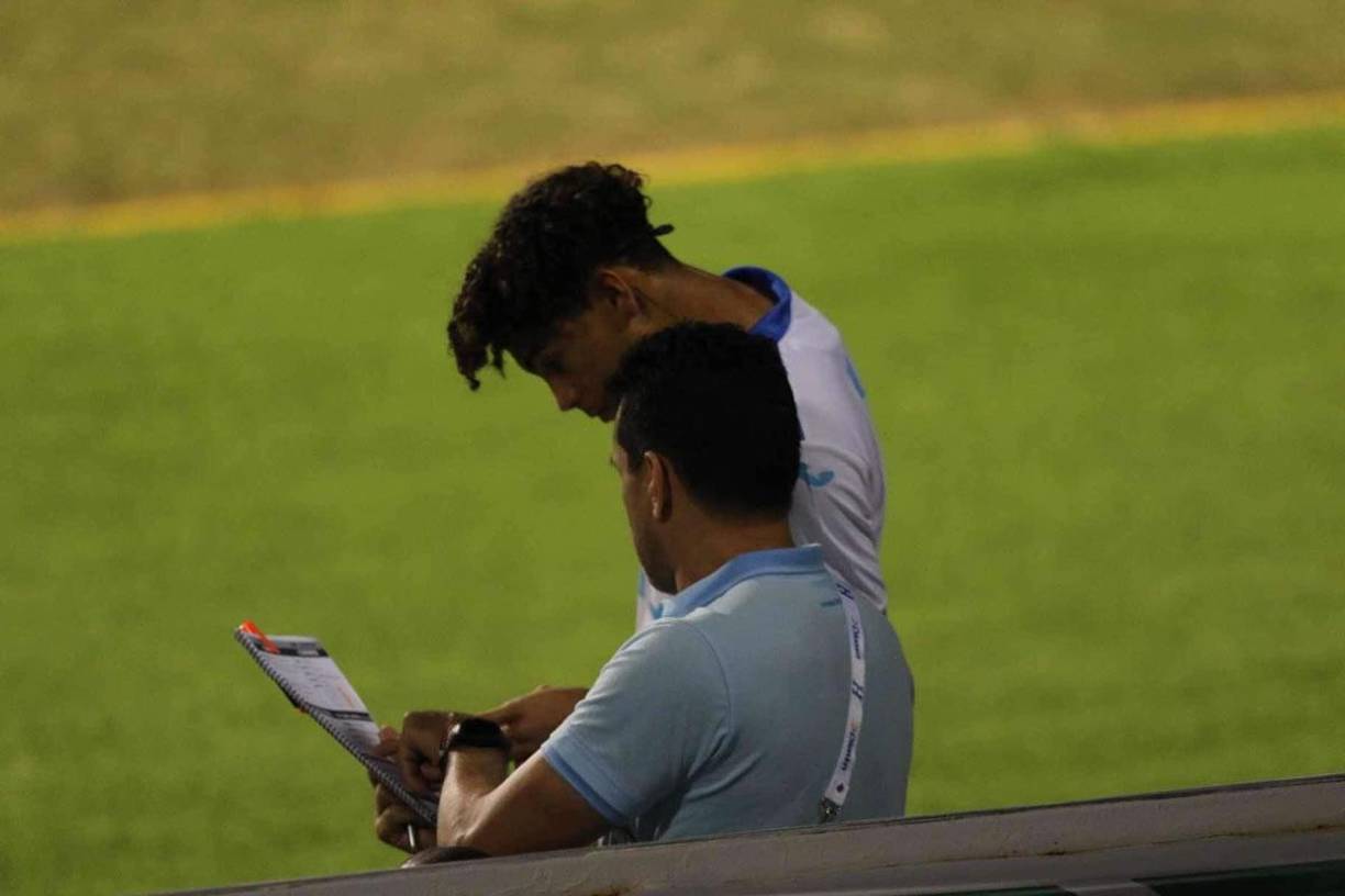 David Ruiz también recibió indicaciones de los asistentes de Reinaldo Rueda.