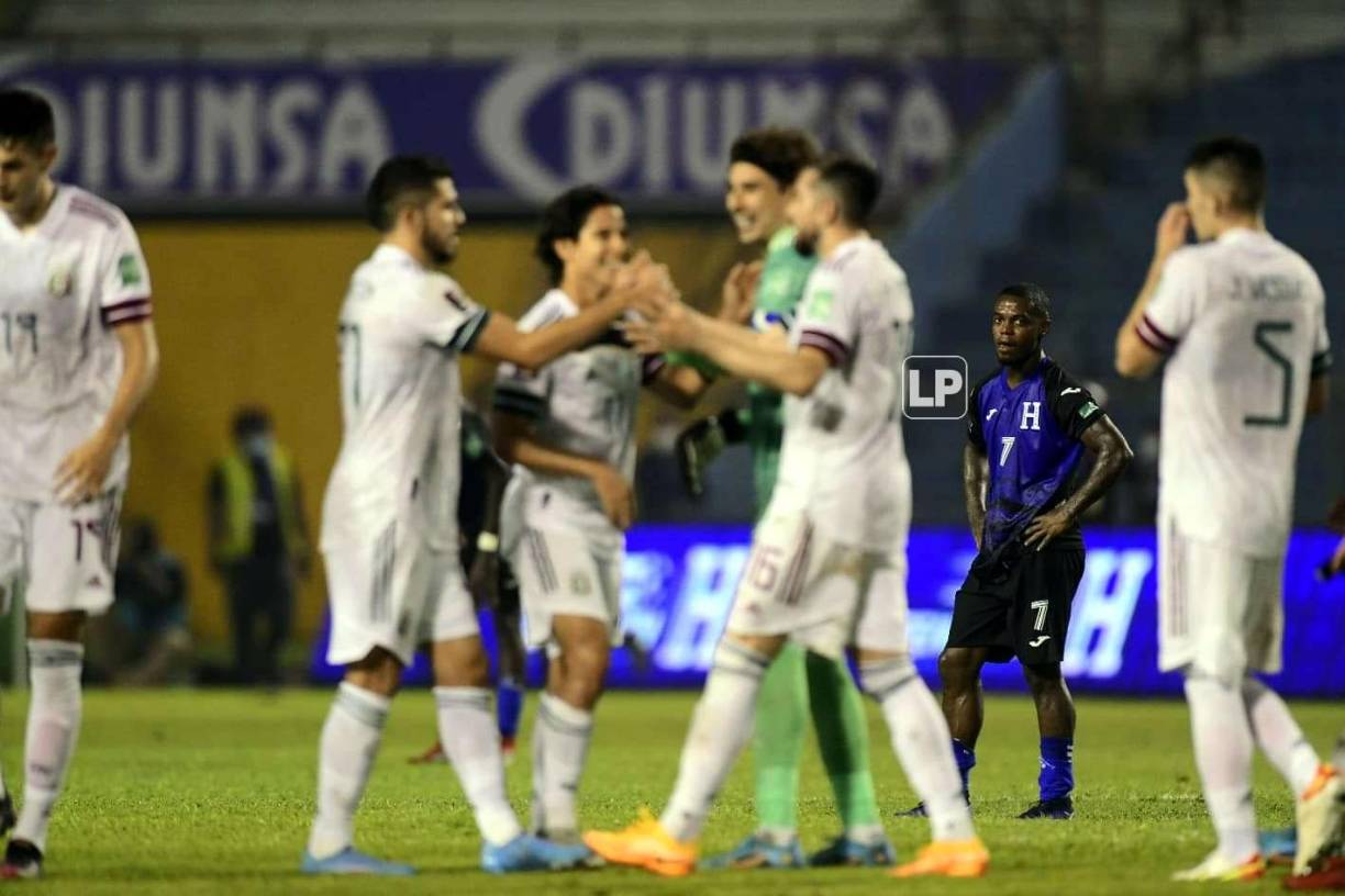 Los jugadores mexicanos celebrando la victoria mientras son observados por Edwin Solani Solano.