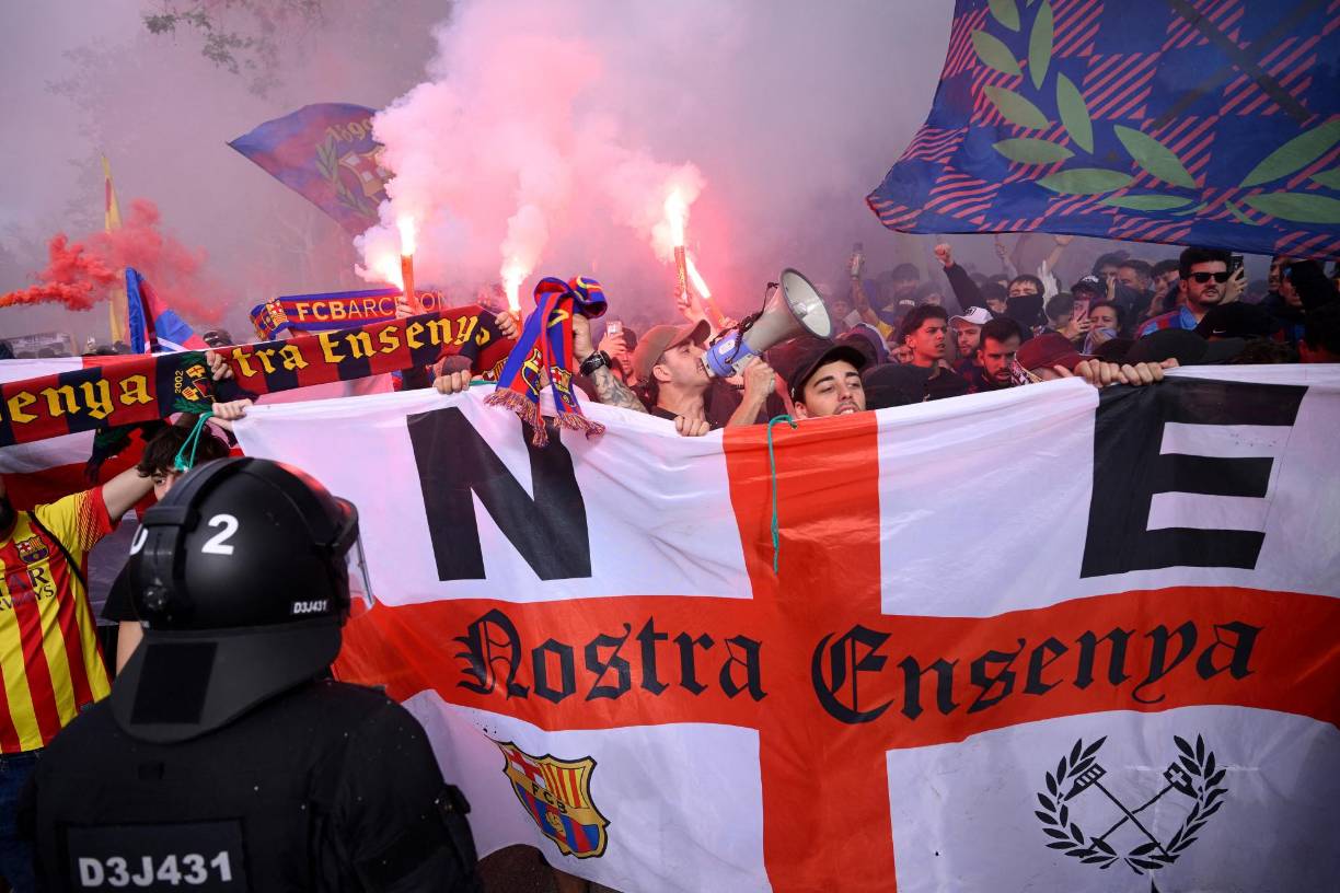 Los seguidores del Barcelona encienden bengalas y ondean banderas cuando llegan al estadio antes del partido por el boleto a las semifinales.