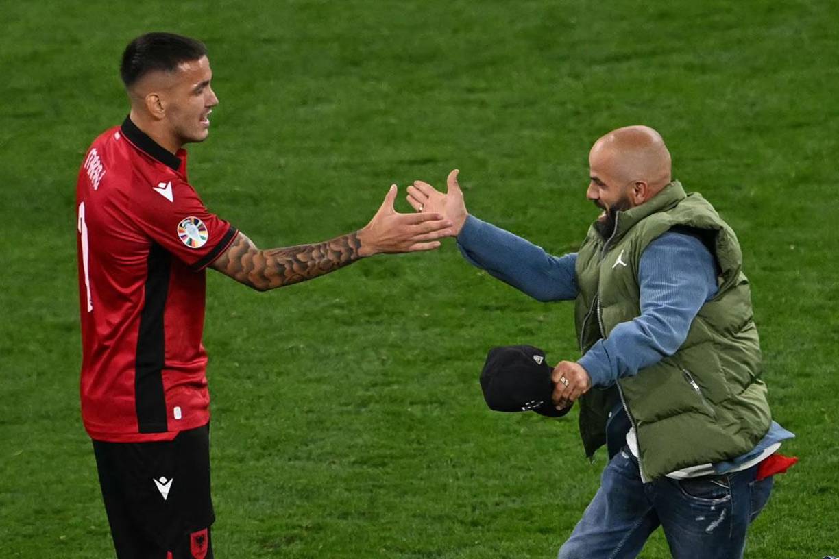 El invasor saludó con la mano al delantero de Albania, Rey Manaj, durante el partido contra Italia.