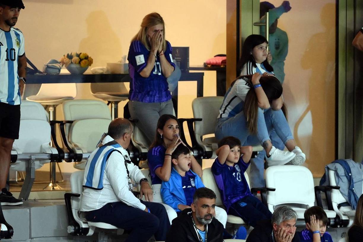 Antonela Roccuzzo y Celia María Cuccittini, madre de Messi, vivieron con sufrimiento la definición de penales.