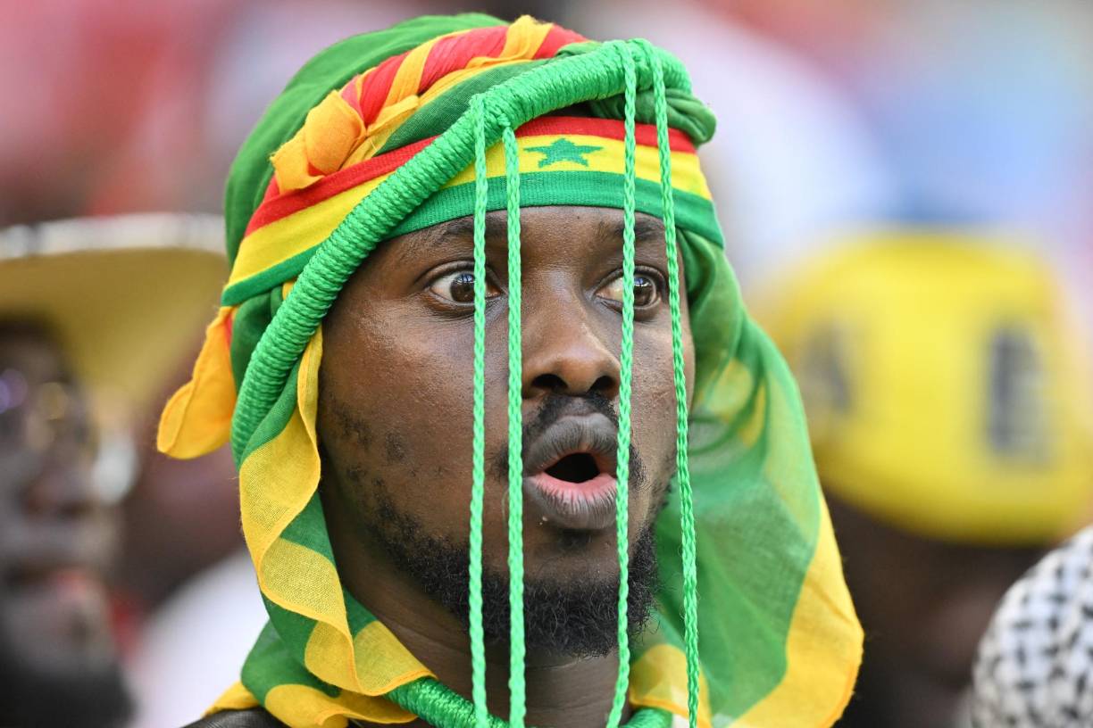 Los fanáticos de Senegal se distinguen por llenar el ambiente colorido en los estadios.