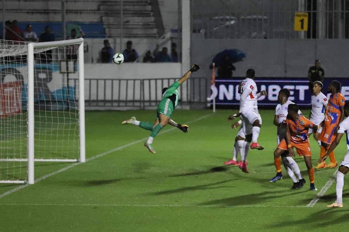 ¡Qué golazo! Por ahí entró el tiro libre de Jorge Álvarez para el empate del Olimpia 1-1 ante la UPN. No sirvió de nada esa volada de Denovan Torres.