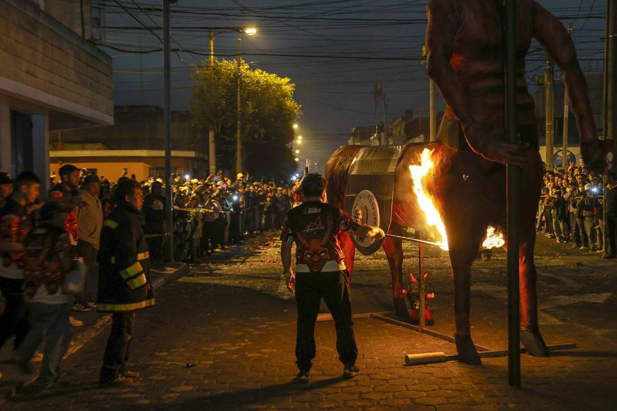 Este año fue quemado el «diablo ecológico» para denunciar incendios forestales que durante el año ocurrieron en las estribaciones del imponente Volcán de Agua que está al pie de Antigua Guatemala, declaró a la prensa Victor Contreras, del comité que coordina la actividad.