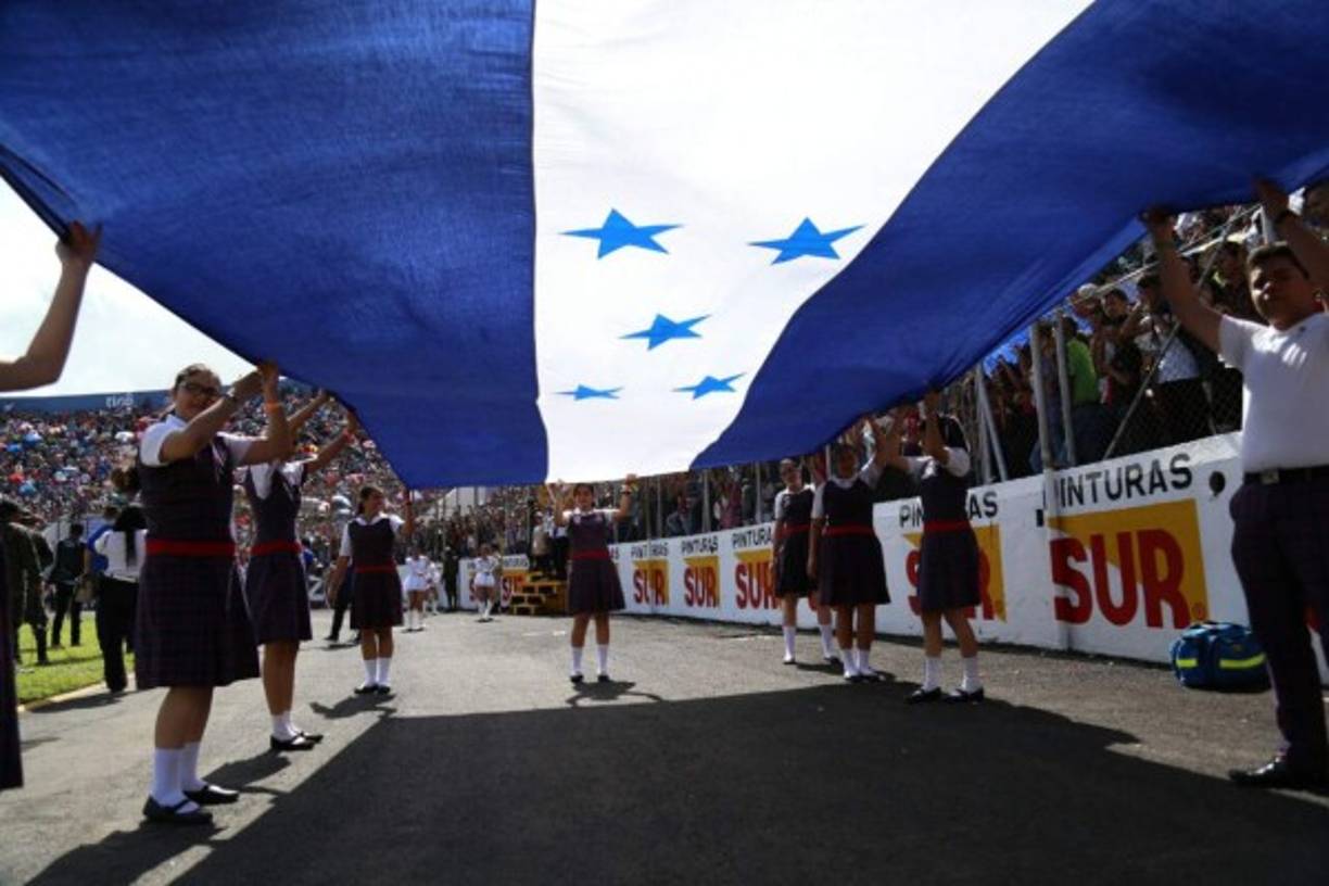 Honduras cumple hoy 195 años de independencia y miles de estudiantes de los colegios privados y públicos le rinden honor a la patria.