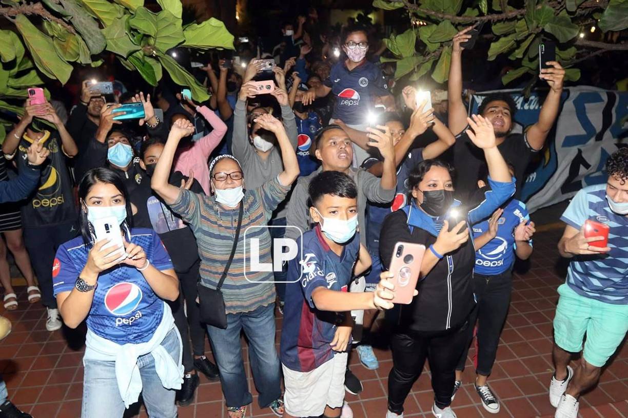 Muchos aficionados del Motagua se hicieron presente al hotel de concentración para alentar al plantel.