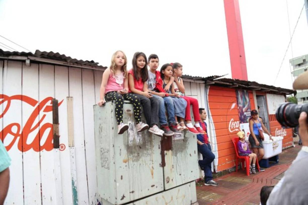 Estos niños buscaron los mejores lugares para disfrutar al máximo de los desfiles en Tegucigalpa.