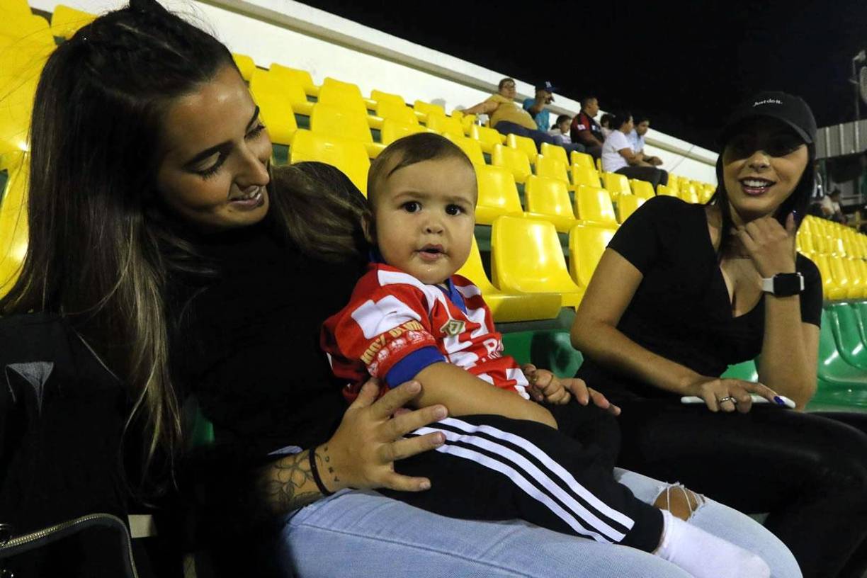 La joven es Bianca Barbosa, esposa del jugador brasileño del Olimpia, Gabriel Araújo, y estuvo en el estadio con su hijo Samuel.