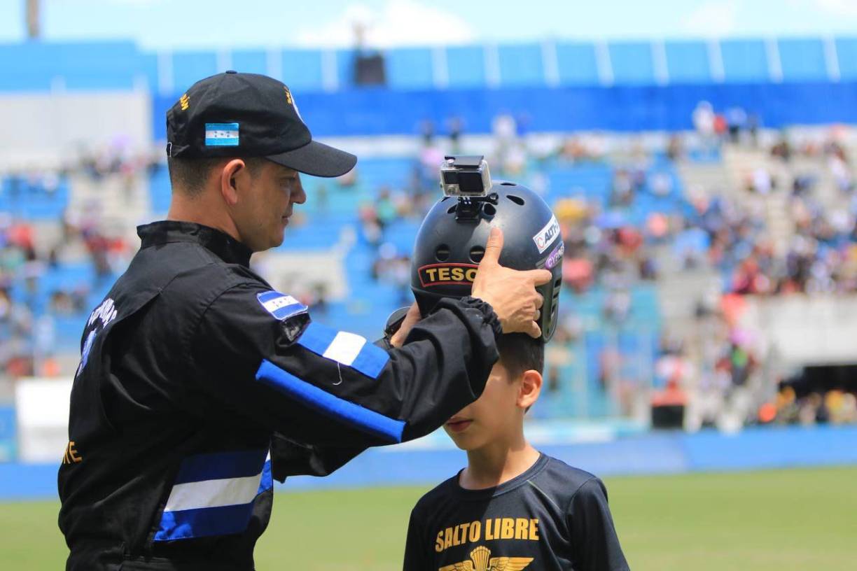 A uno de los tenientes se le vio colocar su casco a su hijo para que gozara del mismo orgullo que sentia en estas festividades cívicas.