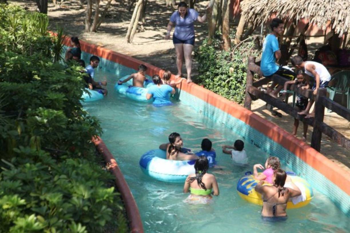 Niños y adultos disfrutan en las diferentes áreas y sofocan el calor.