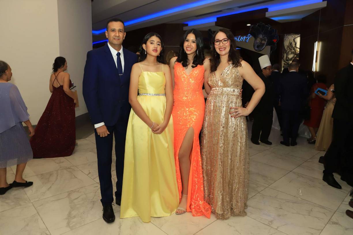 Juan, María José, Ana Alcerro y Verónica Caballero