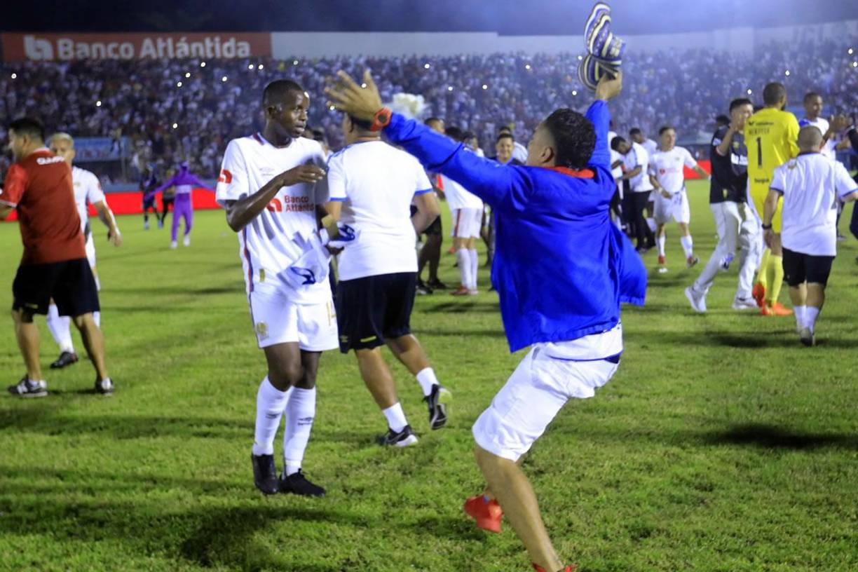 Algunos aficionados del Olimpia lograron invadir el campo para celebrar con los jugadores.