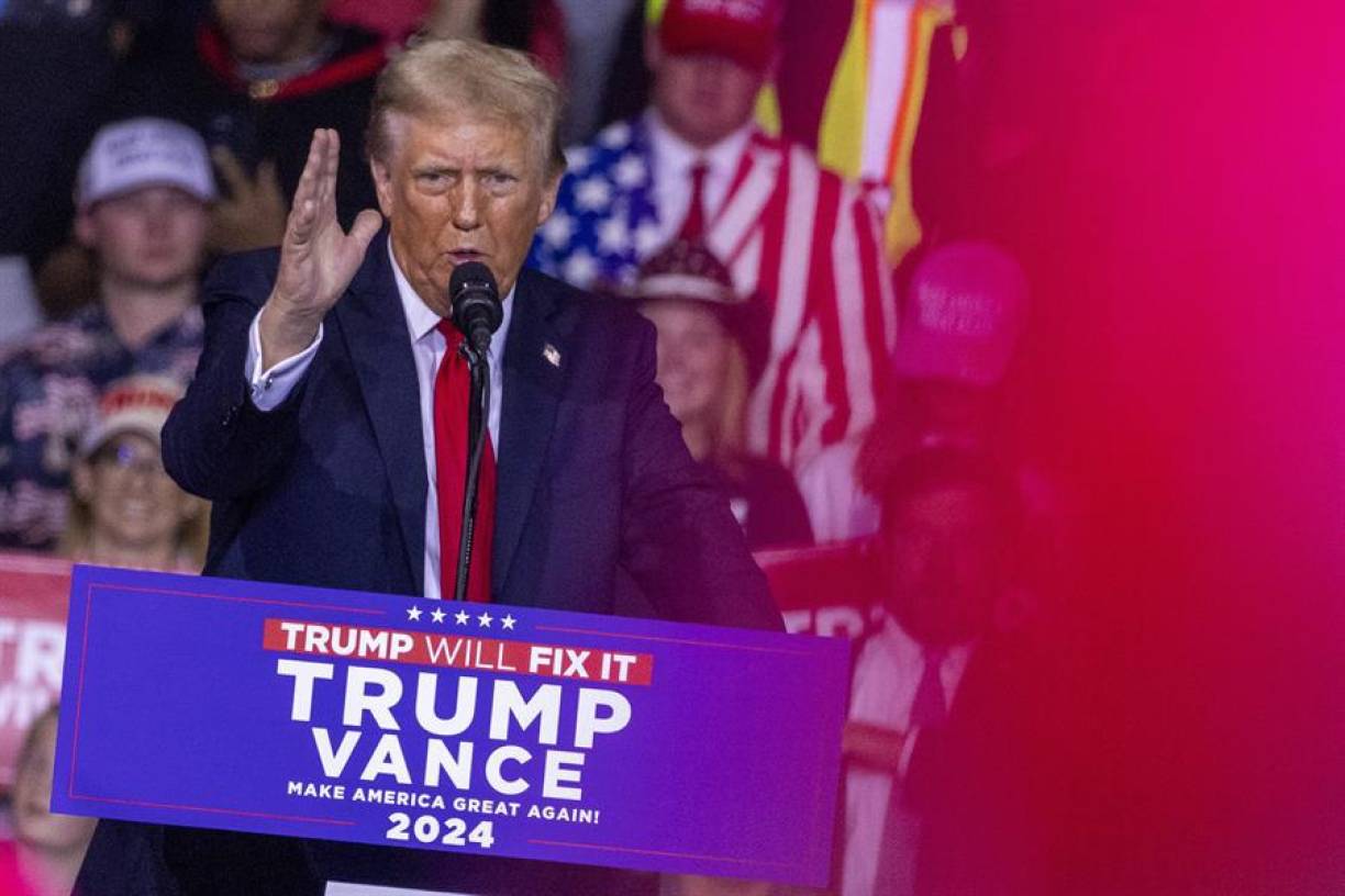 Pero el magnate nunca desapareció de la primera línea; capitalizó el descontento por la elevada inflación y utilizó a su favor sus varios líos judiciales, incluida su imputación por el asalto al Capitolio y la condena por los pagos irregulares a la actriz porno Stormy Daniels, la primera condena a un expresidente y que sigue pendiente de sentencia.