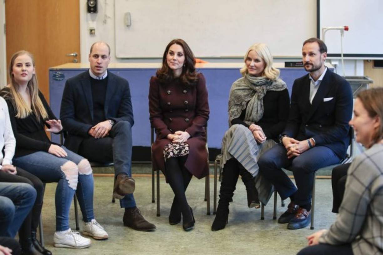 Para el cuarto y último día de la gira, Kate y William visitaron la escuela Hartvig Nissen en Oslo, que fue el lugar del exitoso programa de televisión noruego 'Skam'.<br/>La duquesa se veía cómoda y elegante con un abrigo cruzado de color rojo púrpura de Dolce & Gabbana.