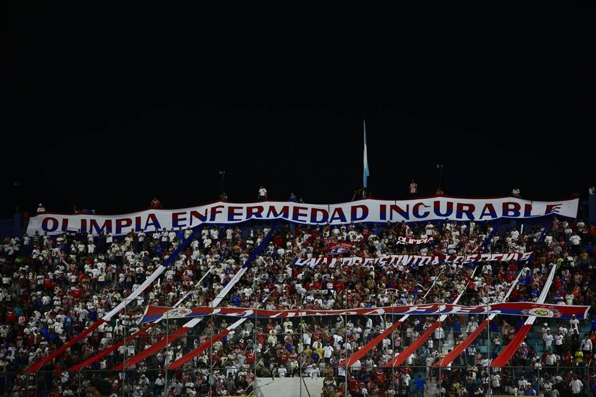 ”Olimpia, enfermedad incurable”: la pancarta de la Ultra Fiel en el estadio Morazán.