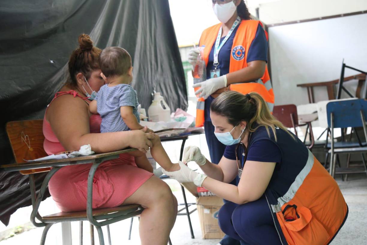 Los recién nacidos también recibieron atención médica durante esta jornada. 