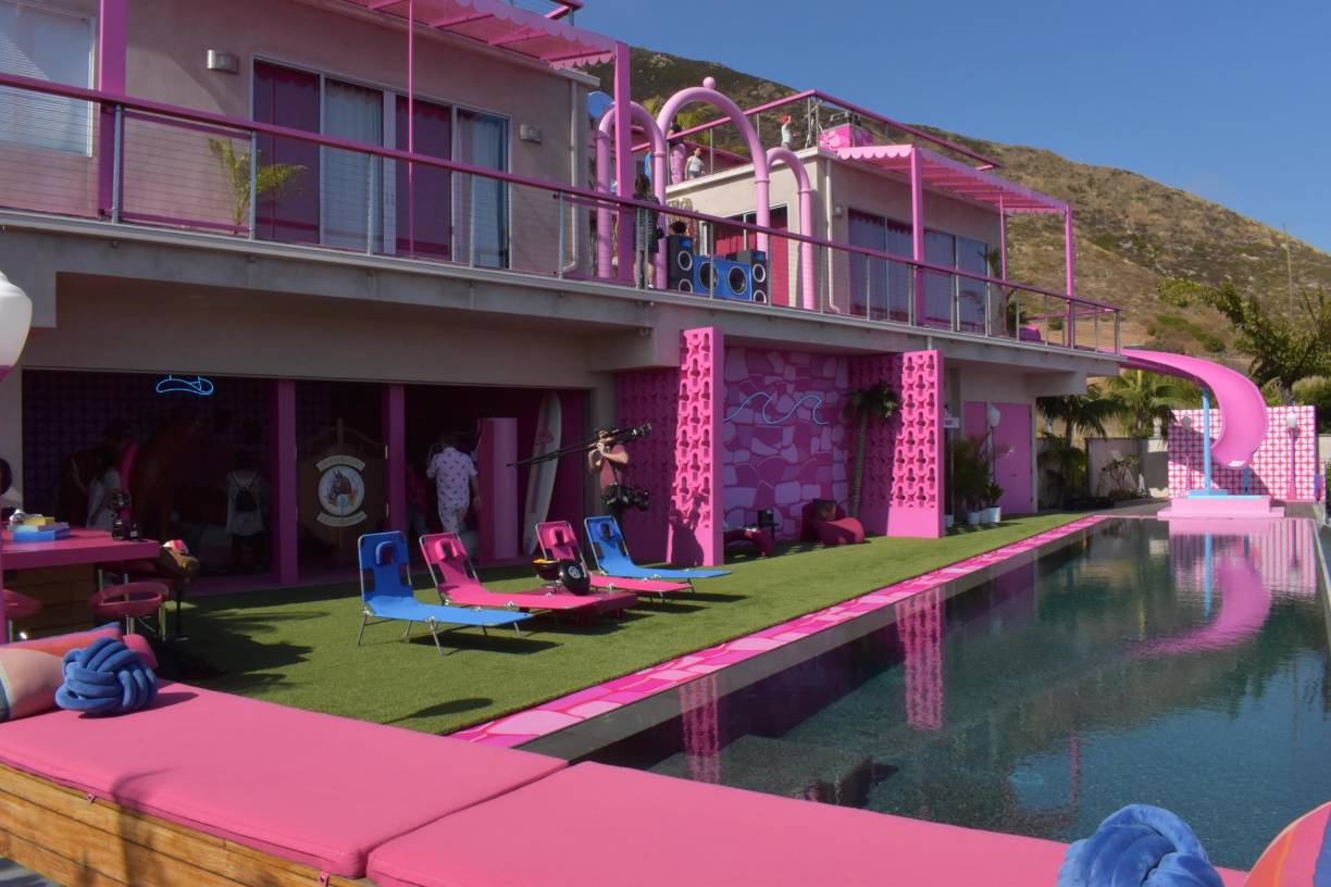 Aquella primera residencia de Barbie comercializada en 1962, de cartón y que sugería ser un apartamento de soltera, se ha transformado tanto hasta nuestros días que ahora estará disponible en Airbnb para que dos usuarios afortunados de la plataforma de renta de inmuebles pasen una noche en sus instalaciones. 