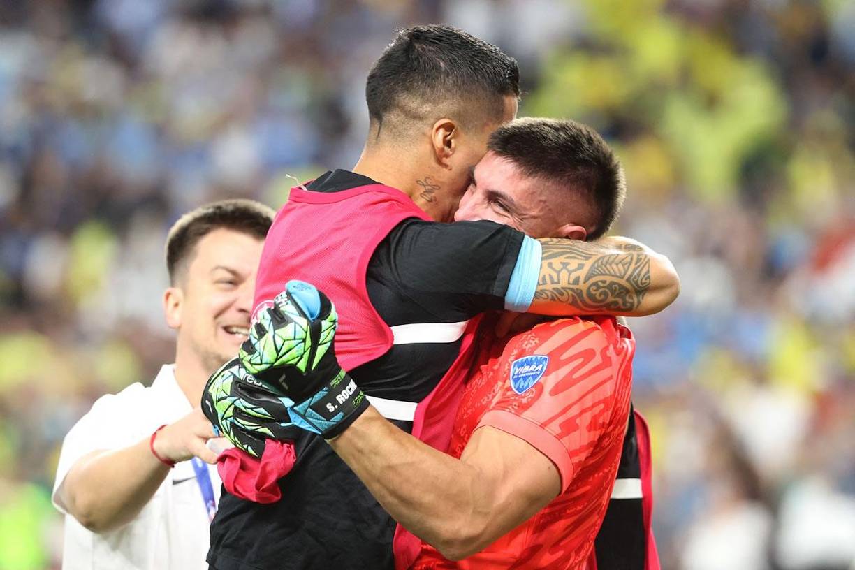Luis Suárez y el fuerte abrazo que le dio a Sergio Rochet, figura de Uruguay en los penales.