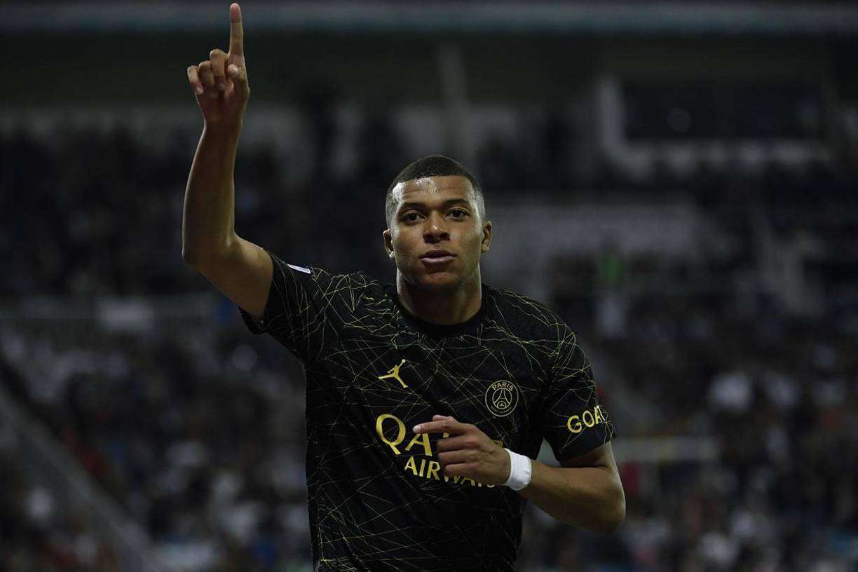 El nombre de Kylian Mbappé parece que sonará nuevamente en el mercado. L’Équipe publicó este miércoles que el delantero francés está reconsiderando seriamente su futuro en el PSG. El medio francés informa que el goleador no activaría su cláusula de renovación con el club y lo abandonaría.
