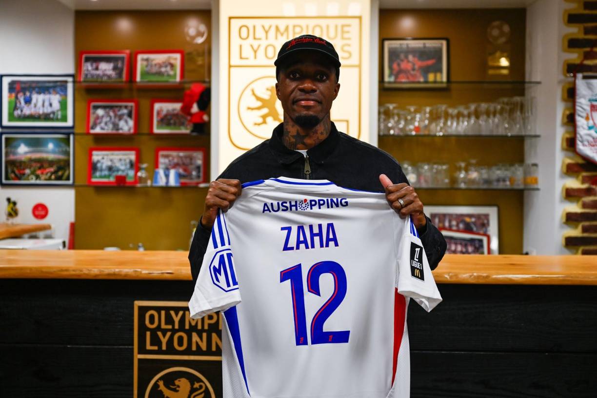 OFICIAL / El Olympique de Lyon anunció la llegada en forma de cesión por una temporada de Wilfried Zaha, procedente del Galatasaray. 