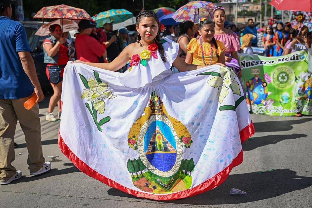 Aseguró que se preparan a jóvenes en valores y en la parte académica porque queremos que, cuando salgan de educación básica, vayan preparados para engrandecer a nuestro país.