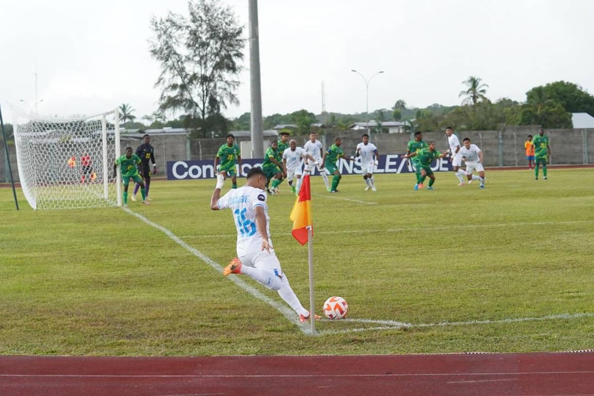 Edwin Rodríguez fue el encargado de las jugadas a balón parado en el duelo contra Guayana Francesa.