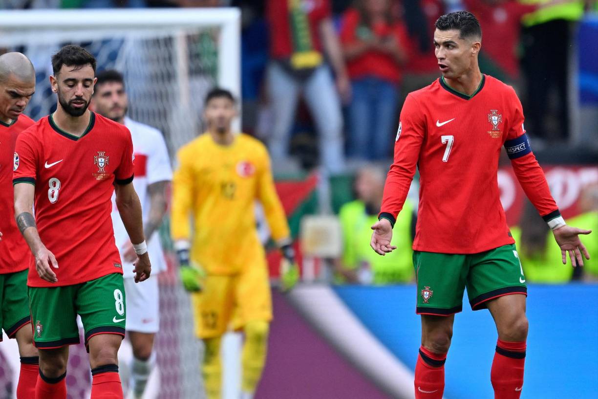 Posteriormente, se vino el desastre para los turcos, que se fueron cayendo por 2-0 al descanso.