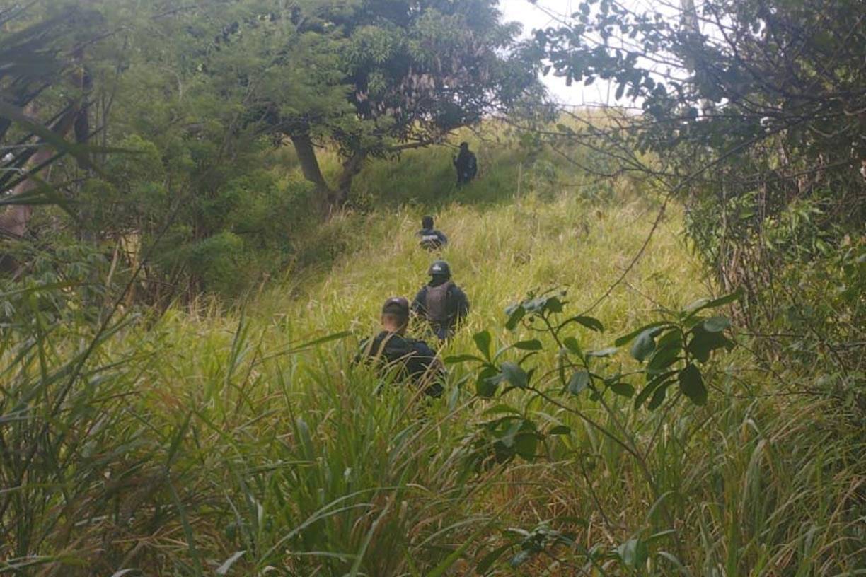 Tras el hallazgo, varias unidades especiales de la Policía realizan fuertes operativos de saturación para ubicar a los integrantes de la pandilla 18 que estaban en el narcolaboratorio.