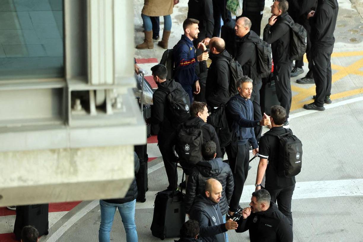 El grupo que llegó a Madrid, encabezado por Luis Rubiales, presidente de la Real Federación Española de Fútbol (RFEf), sólo contó con catorce de los veintiséis jugadores convocados por Luis Enrique Martínez para el Mundial.