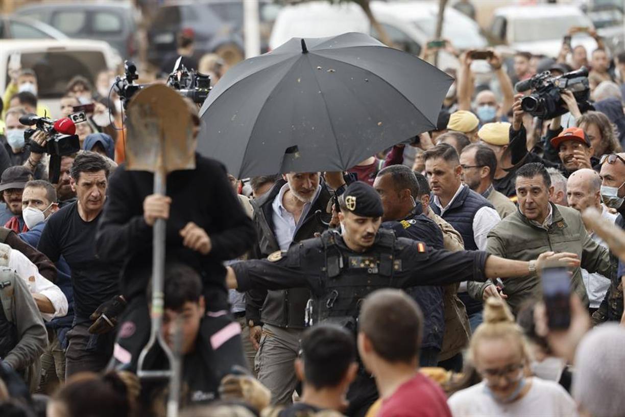 Aunque en un principio la seguridad comenzó a abrir paraguas para evitar la caída de barro a la comitiva, posteriormente los cerraron mientras que el rey seguía caminando y deteniéndose a hablar con los voluntarios y vecinos alterados.