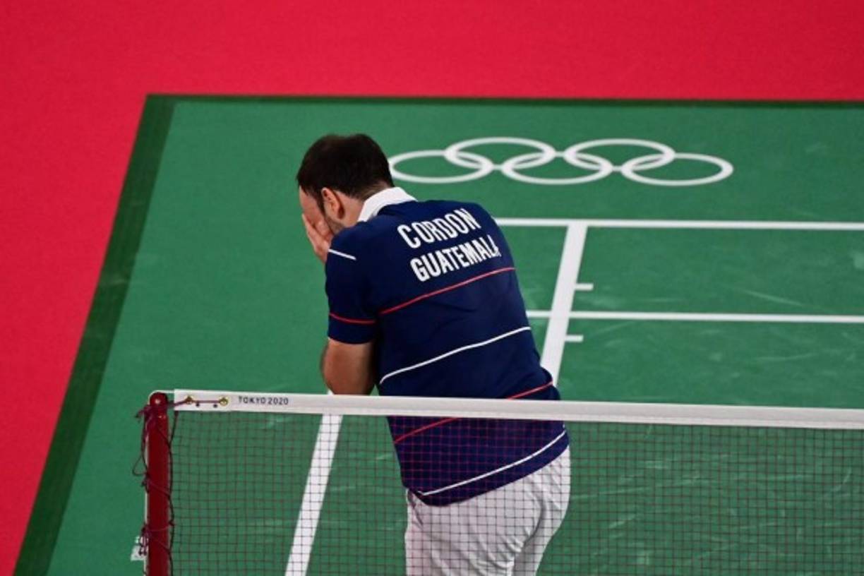 En el primer set, con un juego continuo de ataque, remates certeros y constantes cambios de ritmo, desorientó a un rival que se mostró impotente y que no pudo hacer dos puntos seguidos.