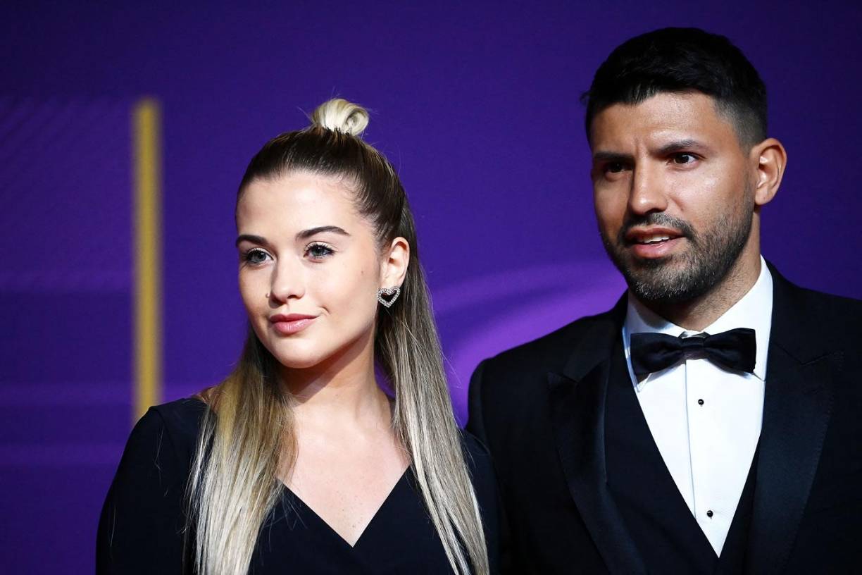 Sergio ‘Kun‘ Agüero llegó acompañado al sorteo por su hermosa novia Sofia Calzetti.