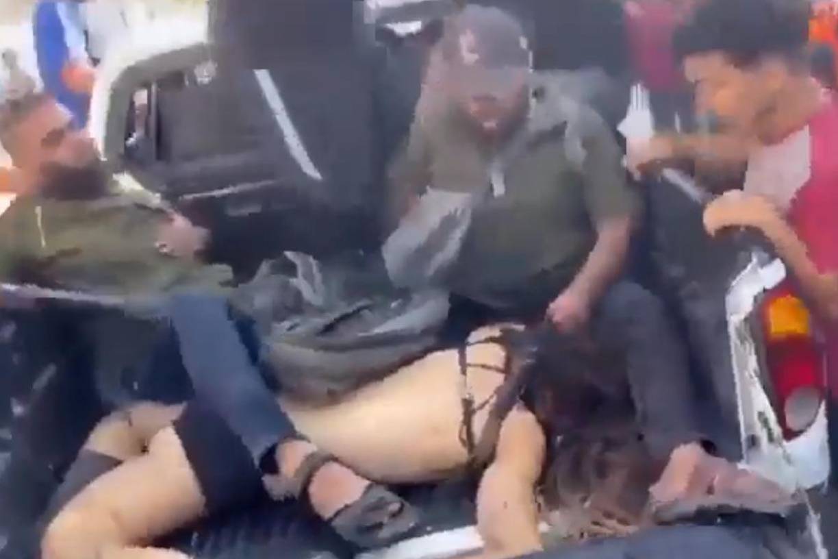 “Estamos devastados al compartir que el cuerpo de la alemana-israelí Shani Louk fue encontrado e identificado”, dijo el Ministerio de Exteriores de Israel a través de la red social X, mientras que un portavoz precisó a EFE que lo que se localizó fue una parte del cuerpo de la joven, que confirma su fallecimiento.