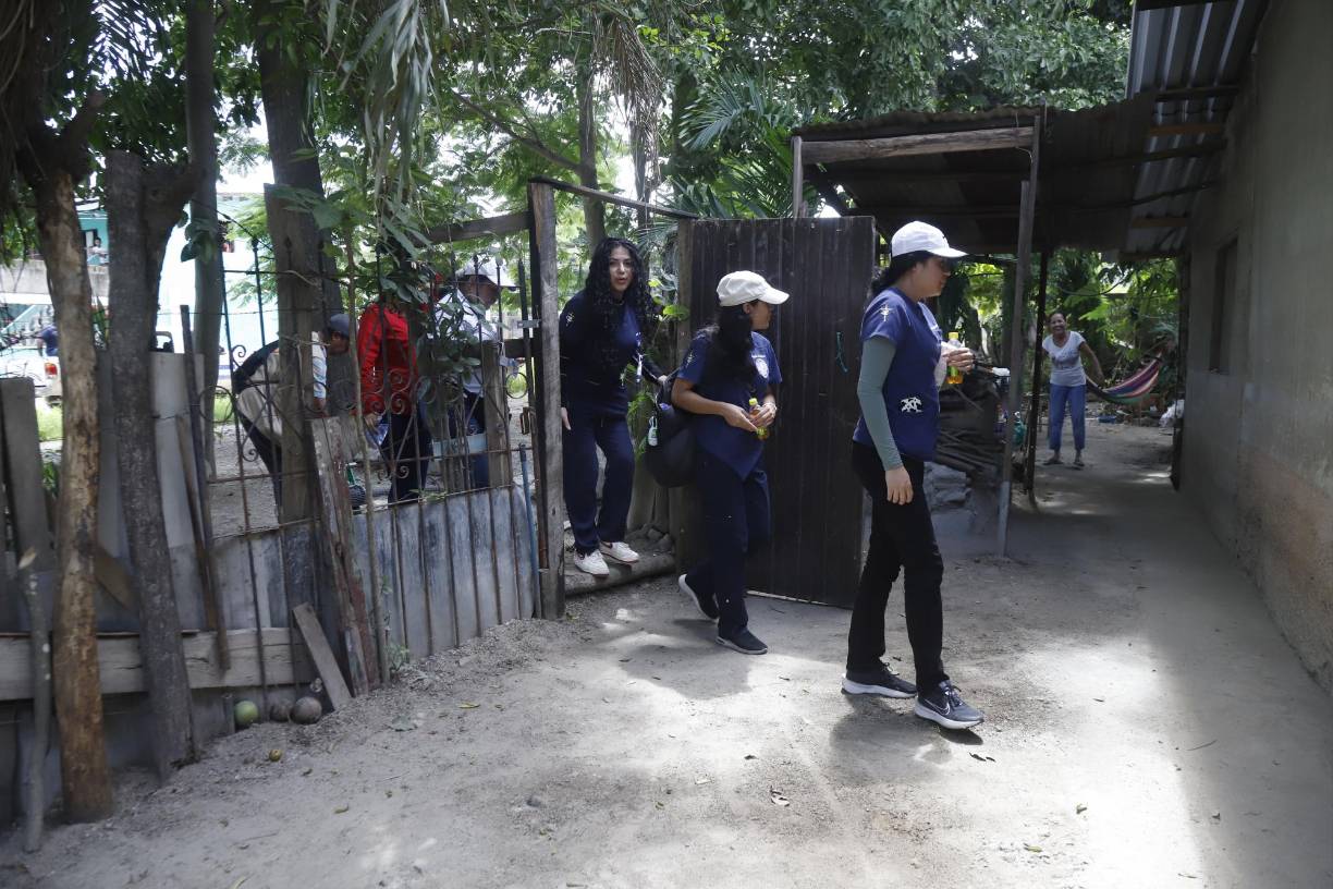 Con el objetivo de realizar inspecciones y educar a la población acerca de los potenciales criaderos de zancudos.