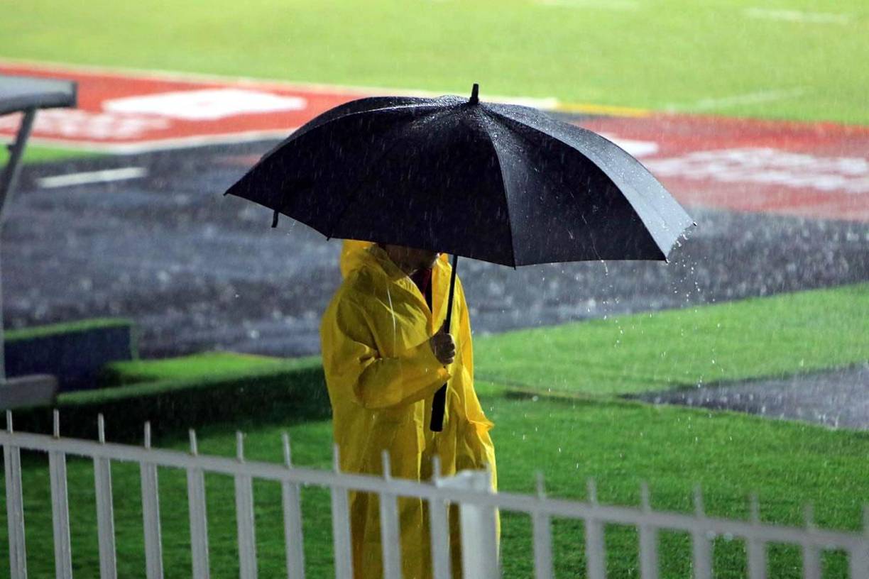 Las lluvias llegaron a Tegucigalpa. Una vez iniciado el encuentro, bajaron un poco, pero la brisa no se detuvo en la linda capital de Honduras.