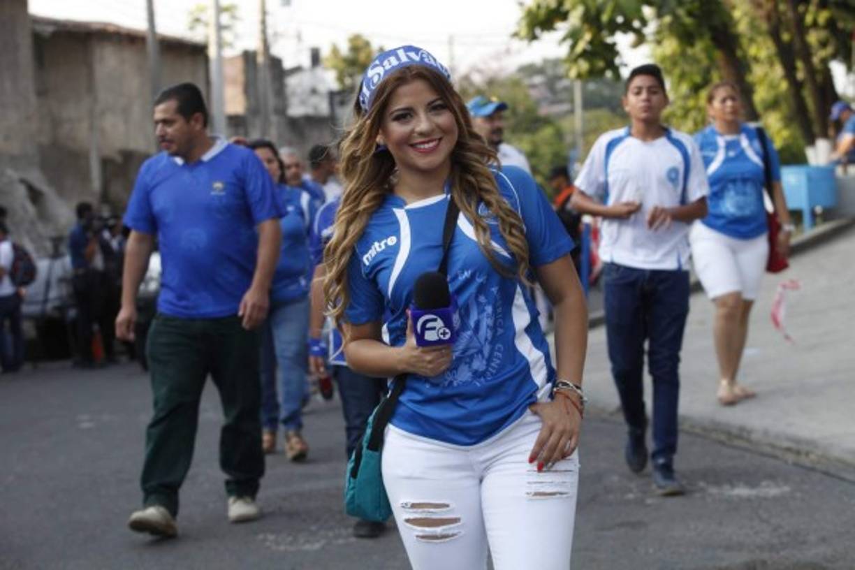 Una bella periodista salvadoreña posó para las cámaras de La Prensa.