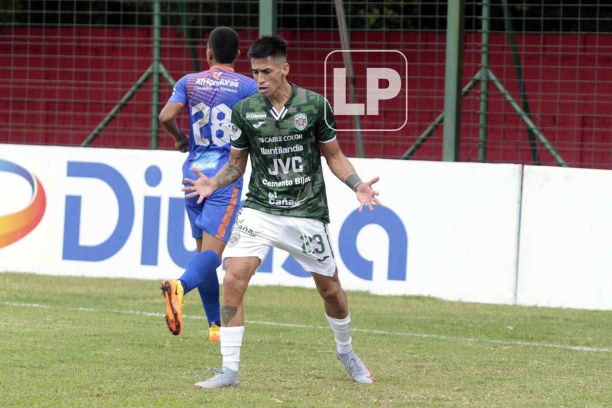 La frustración del argentino Juan Vieyra al no poder marcarle a Celio Valladares.