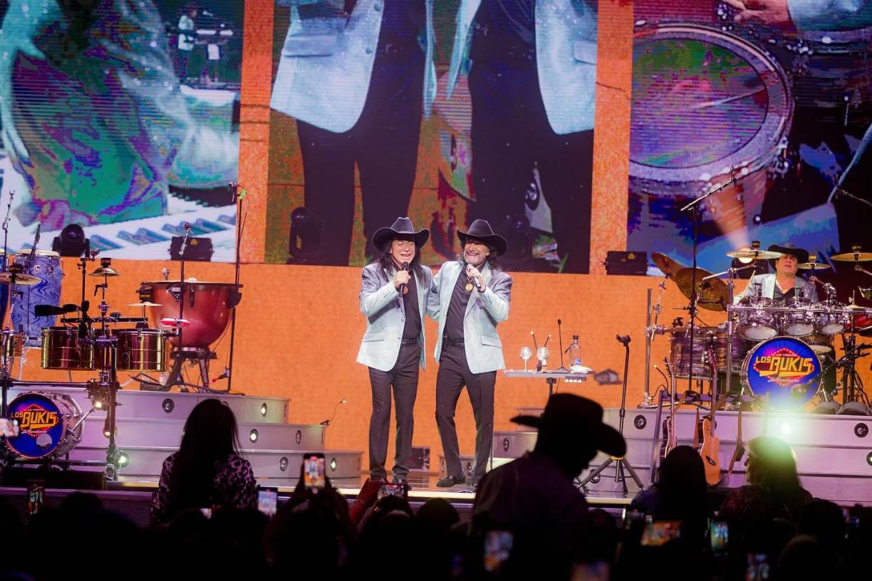 Los Bukis son considerados pioneros en el género de la música grupera, influenciando a muchas bandas y artistas que surgieron después de ellos.