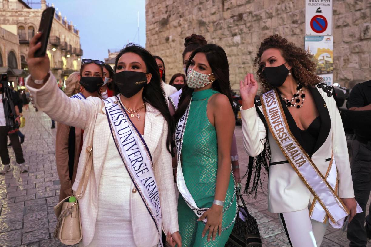 Los concursantes del certamen de Miss Universo se toman una selfie durante una visita al Museo de la Torre de David.
