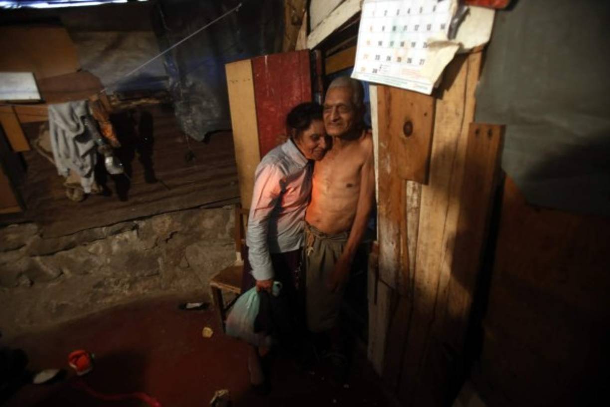 Una pareja de ancianos se abraza y señala que no pueden dejar su humilde vivienda ya que no tienen a donde ir.