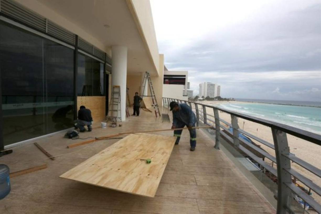 En tanto, las actividades no esenciales en el estado de Quintana Roo, donde se localiza Cancún, fueron suspendidas desde las 13H00 locales (18H00 GMT) por orden de las autoridades.