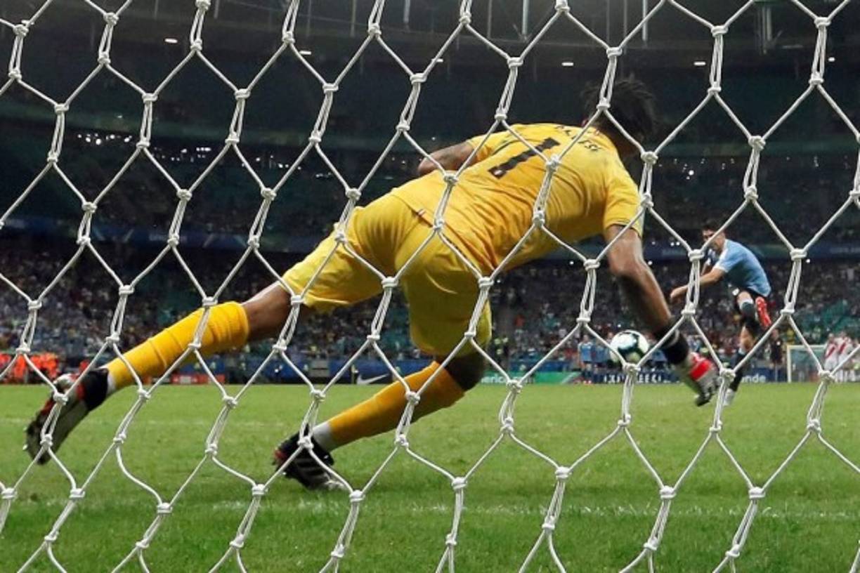 Momento en el que Luis Suárez lanza su penal contra el portero peruano Pedro Gallese. Foto EFE