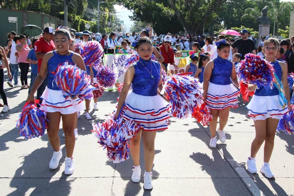 Cuadros de pomponeras también regalaron vistosidad y ritmo durante los desfiles de este domingo. 