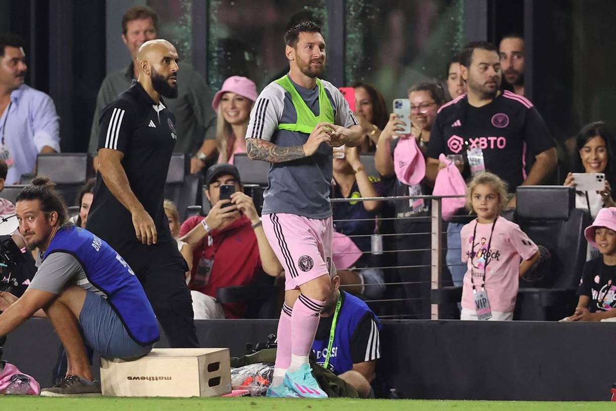 Lionel Messi salió a calentar ¿y quién lo acompañó? Su guardaespaldas camino atrás del argentino para no perderle la pista.