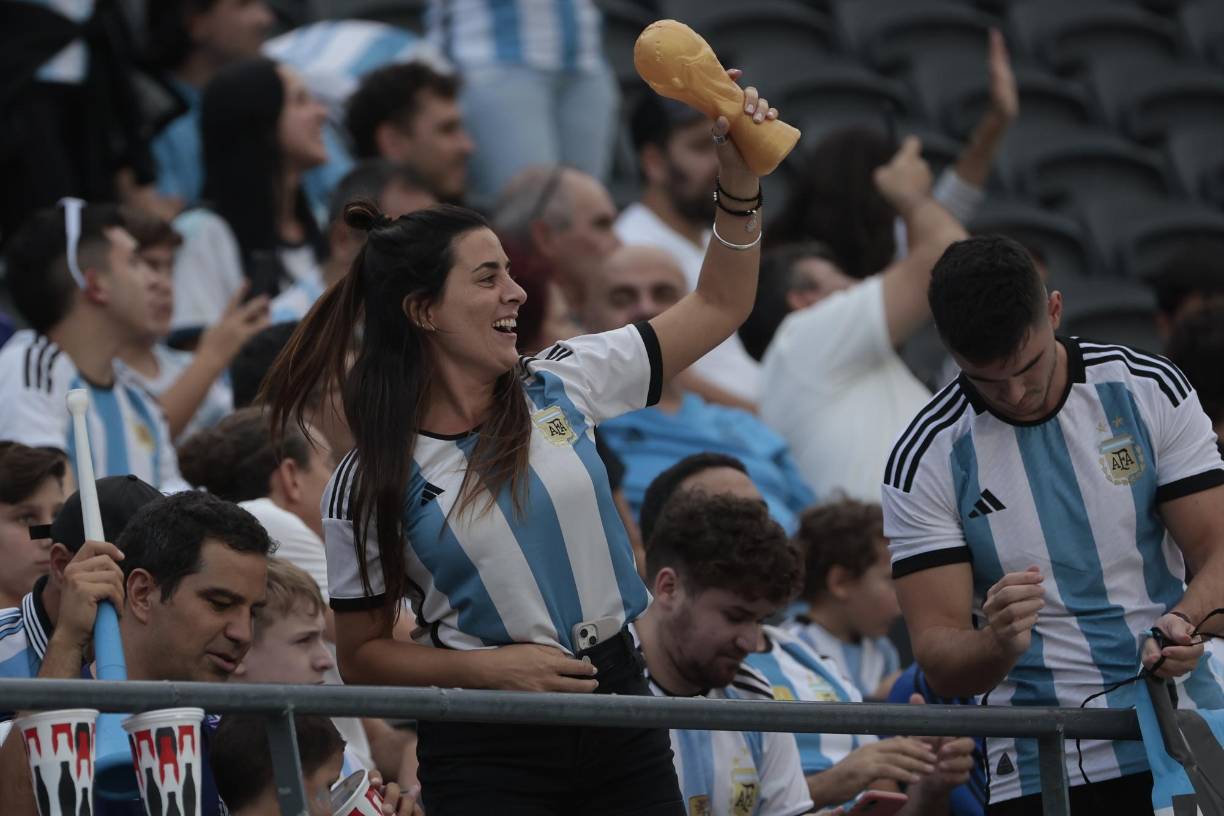 Desde muchas horas antes de la pitada inicial, las puertas del estadio <b>Monumental</b> en Buenos Aires se abrieron y un incesante movimiento de camisetas albicelestes llenó las calles aledañas.