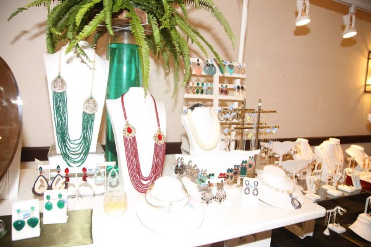 El rojo y el verde en collares y zarcillos.