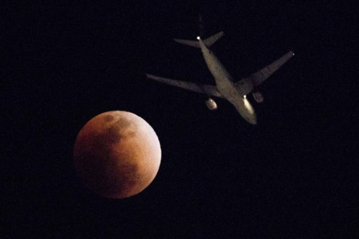 A diferencia de los eclipses solares, las gafas de protección no son necesarias para ver el fenómeno y los amantes de la astronomía pudieron disfrutarlo a ojo descubierto.