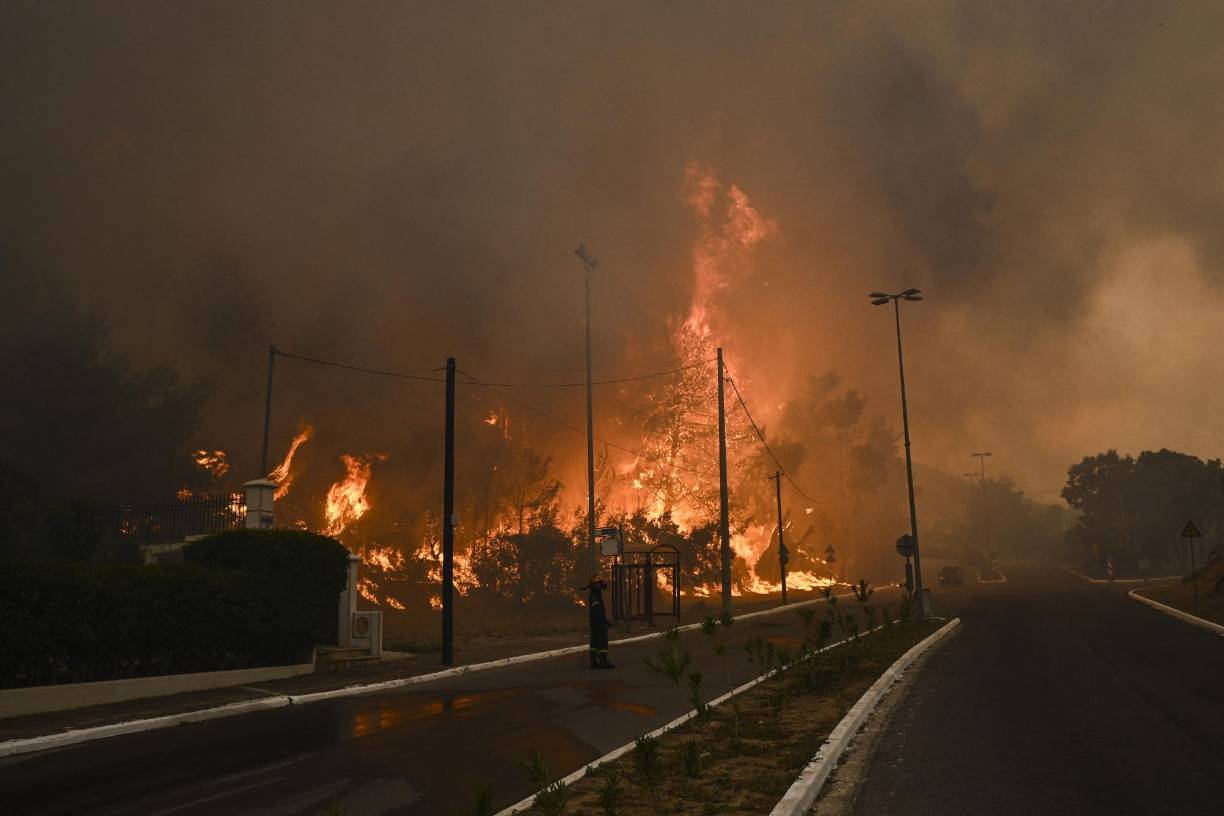 “Se trata de una situación sin precedentes, con unas condiciones meteorológicas extremas”, aseguró el portavoz de los bomberos, Yannis Artopios.