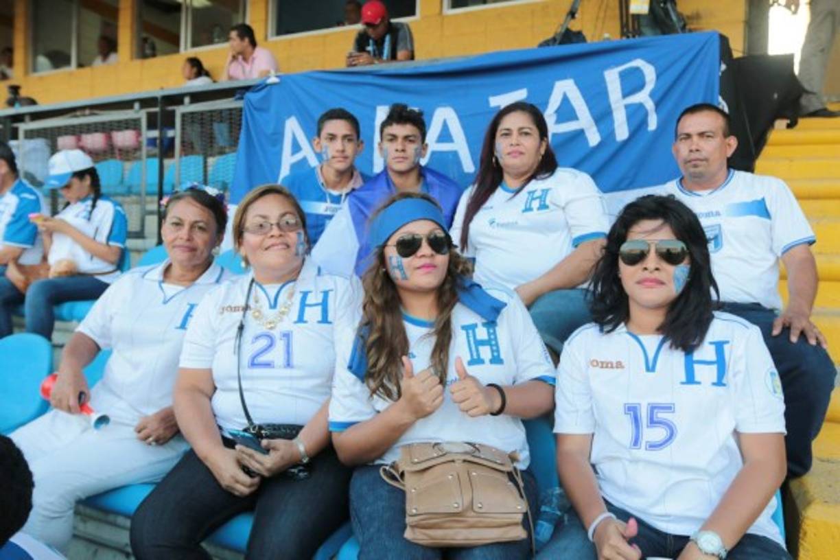 La familia de Andy Najar apoyando a la Selección.
