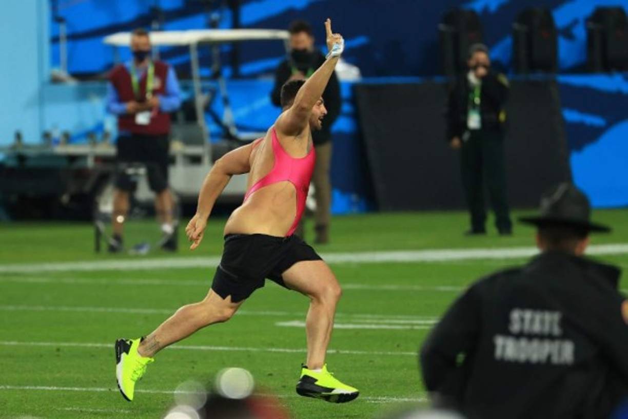 En las imágenes que la cadena CBS no mostró pero que se difundieron en las redes sociales, se lo ve a este fanático cruzando en medio de los jugadores de ambos equipos y evitando ser derribado por agentes de seguridad hasta llegar a la zona de touchdown.<br/><br/>